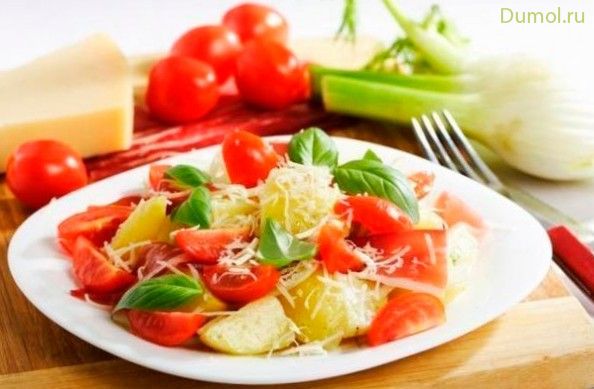 Простой салат из картофеля и свежих овощей