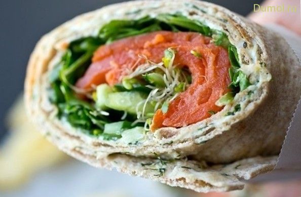 Ролл из лаваша с лососем и рукколой