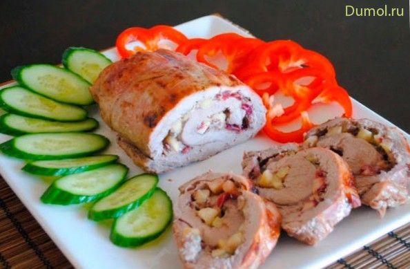Рулет из свинины с яблоками и клюквой