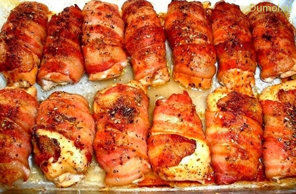 Рулетики из куриной грудки с помидорами, беконом и сыром «Фета»