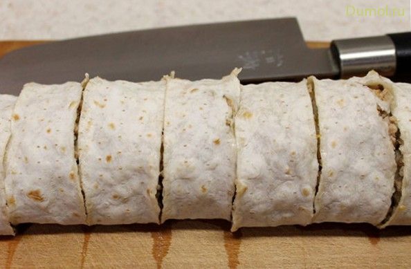 Рулетики из узкого лаваша с мясной начинкой