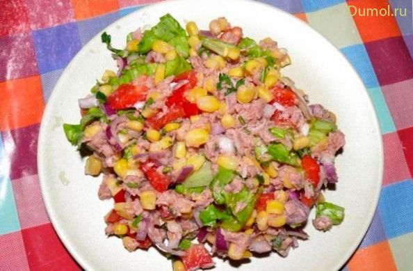 Рыбный салат с огурцами и кукурузой