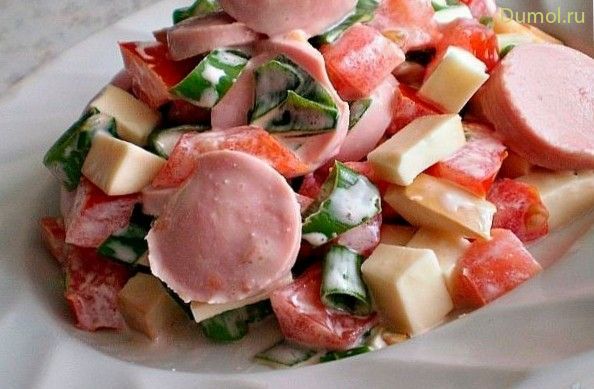 Салат «Баварский» с сосисками и помидорами