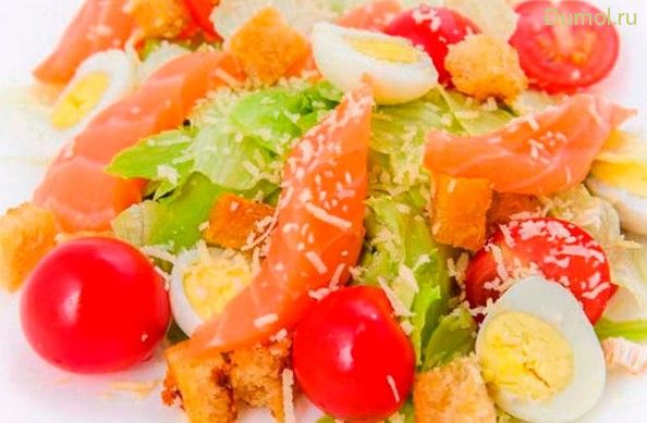 Салат «Цезарь с лососем» с помидорами черри