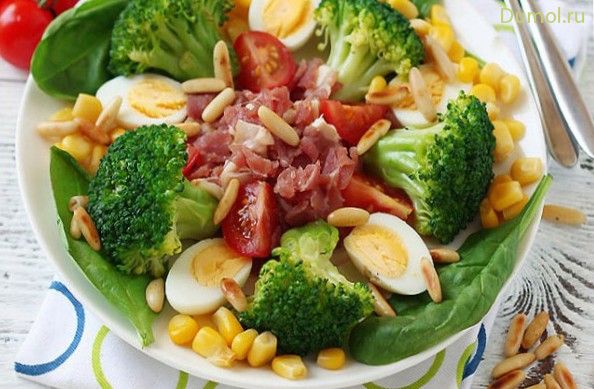 Салат из брокколи с перепелиным яйцом и беконом