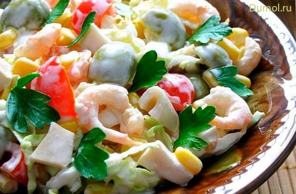 Салат из яиц с креветками и оливками