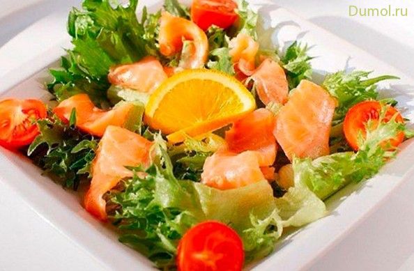 Салат из консервированного лосося, кукурузы, семги и яблок