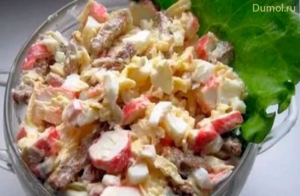 Салат из копченой курицы с кукурузой и сыром