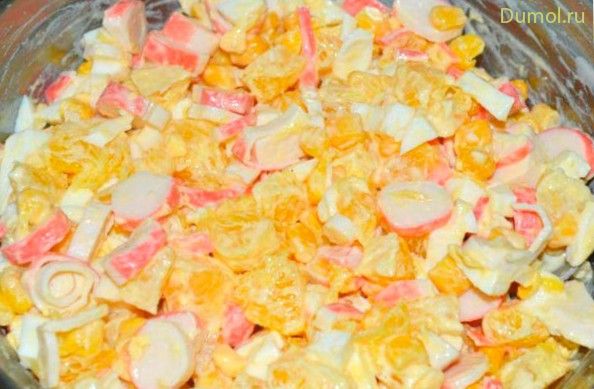 Салат из крабовых палочек с кукурузой и апельсином