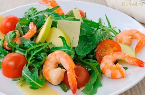 Салат из креветок, рукколы и помидоров черри