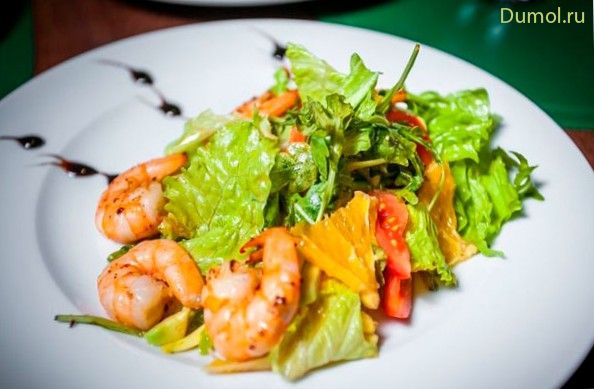 Салат из креветок с апельсином и авокадо