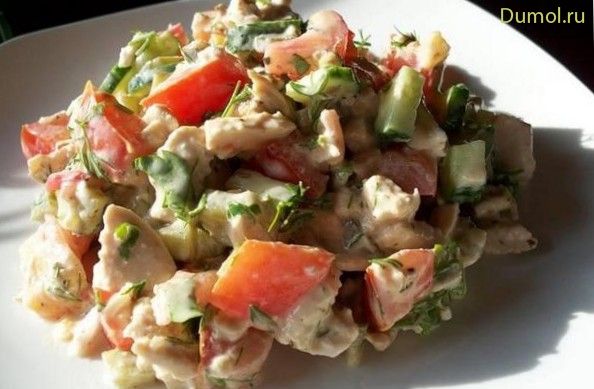 Салат из курицы с гренками и соусом тартар