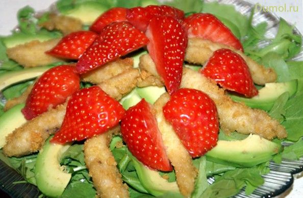 Салат из курицы с клубникой и авокадо