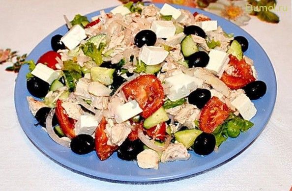 Салат из курицы с сыром и маслинами