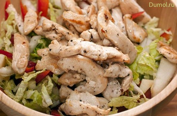 Салат из куриной грудки с капустой и яблоком