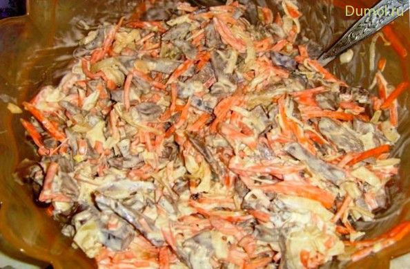 Салат из куриных сердечек с морковью и огурцами