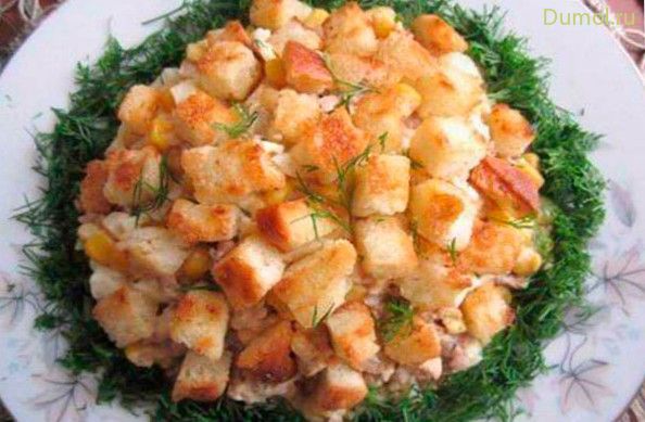 Салат из печени трески с домашними гренками