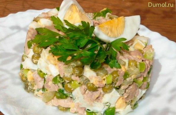 Салат из печени трески с огурцом и горошком