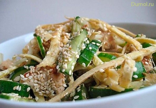 Салат из свежих огурцов с куриным мясом