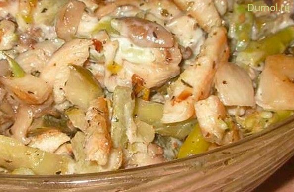Салат из вешенок, куриного мяса, яиц и огурцов