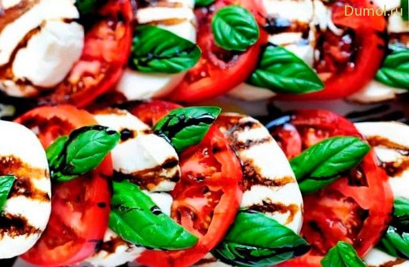 Салат «Капрезе» с бальзамическим соусом