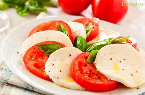 Салат «Капрезе» с сыром моцарелла