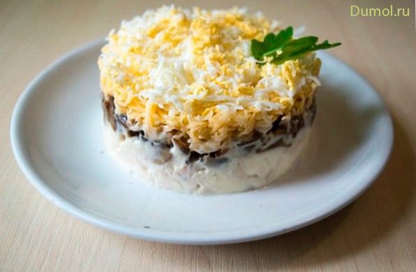 Салат «Княжеский» с курицей и черносливом