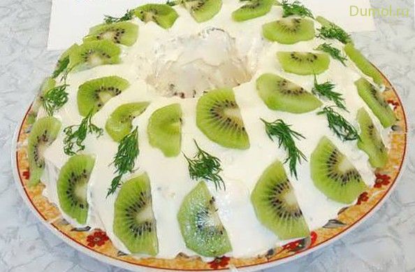 Салат «Нефритовый браслет» с копченым сыром