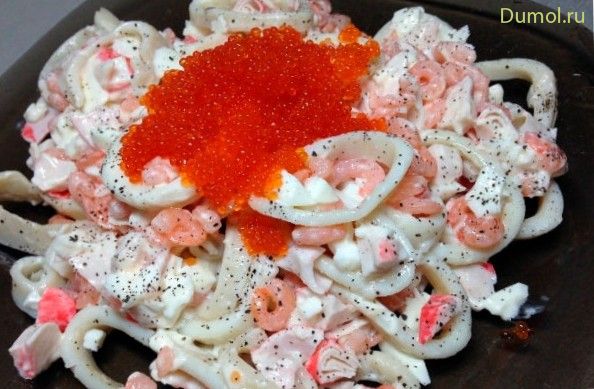Салат "Нептун" с кальмарами и креветками