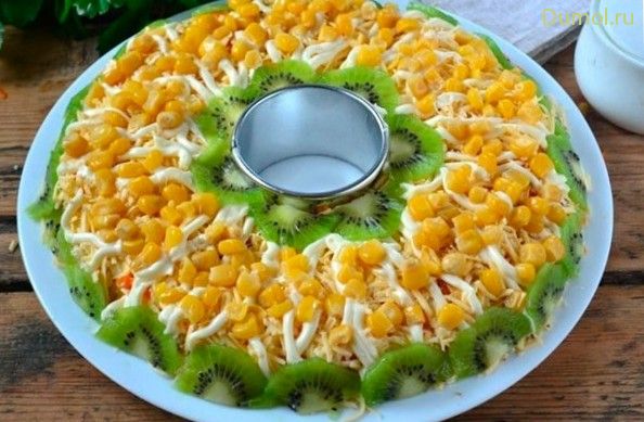 Салат «Новогодний» с кукурузой и курицей