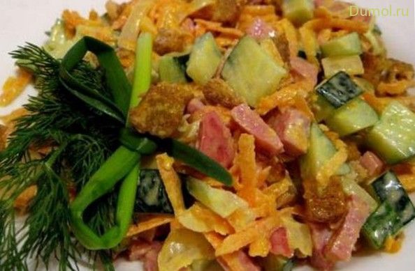 Салат «Обжорка» с морковью и сухариками