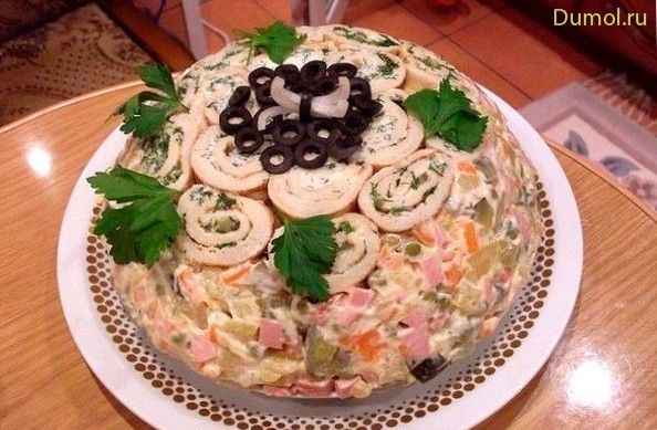 Салат «Оливье» с рулетами из омлета