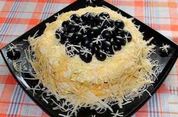 Салат «Первый снег» с виноградом