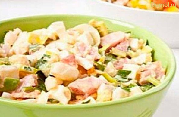 Салат ромен по-американски с яйцами и беконом