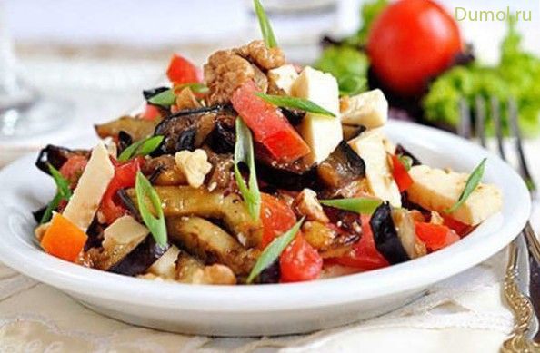 Салат с баклажанами, сыром и орехами
