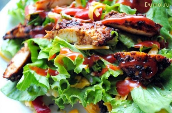 Салат с беконом, курицей и ветчиной