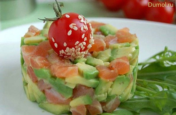 Салат с яблоком, авокадо, семгой, сыром и орешками