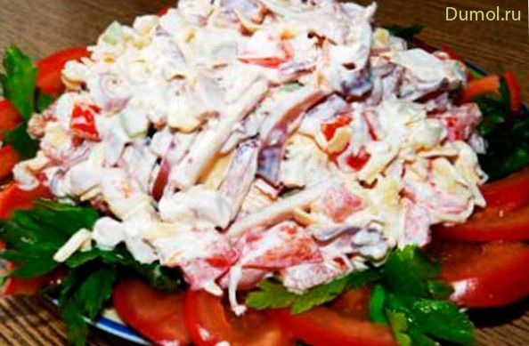 Салат с кальмарами, помидорами и сыром