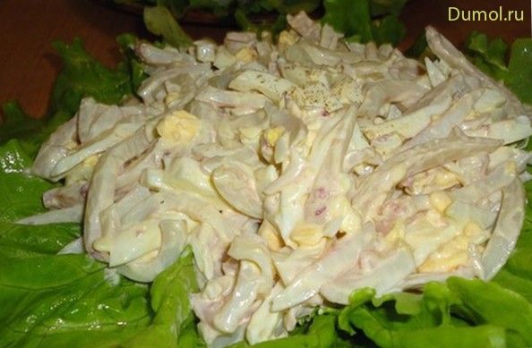 Салат с кальмаром, сыром и чесночным соусом