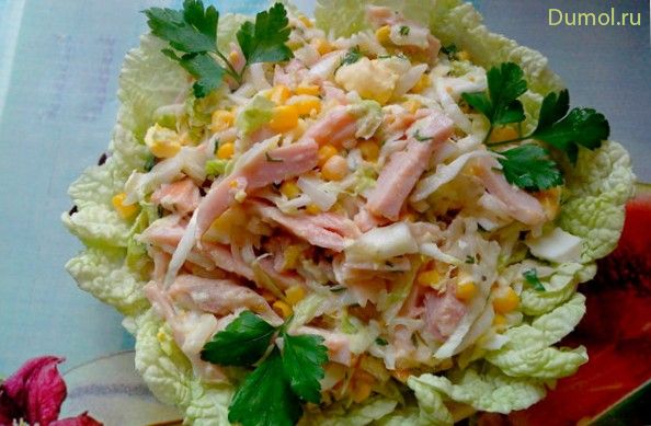 Салат с копченой курицей, сыром и кукурузой (салат, копченой) Салат с копченой курицей, сыром и кукурузой