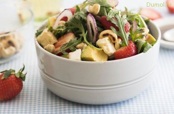 Салат с красной рыбой, клубникой и авокадо