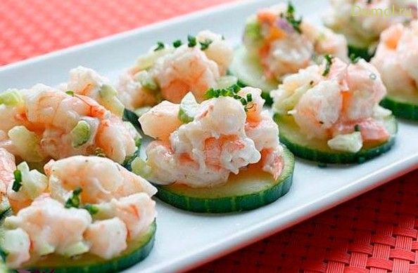 Салат с креветками и сельдереем на огурцах