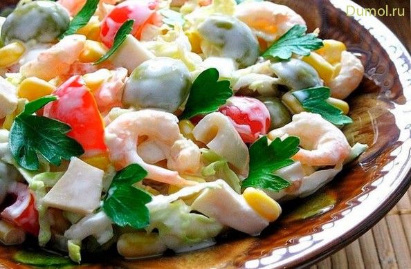 Салат с креветками, кукурузой и кальмарами