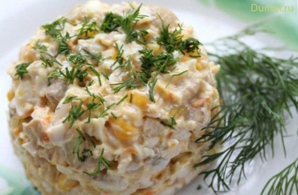 Салат с кукурузой, грибами и курицей