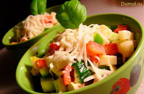 Салат с курицей, ананасами и помидорами