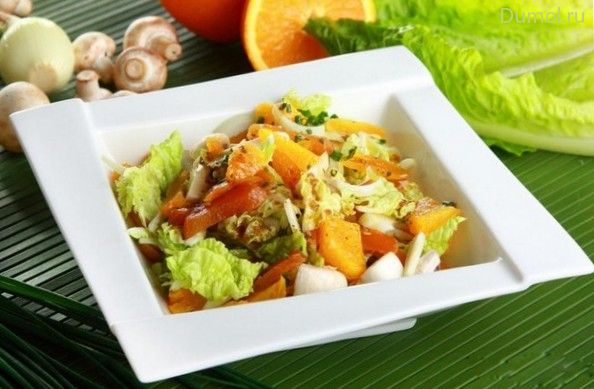 Салат с курицей и грибами в апельсиновом соусе