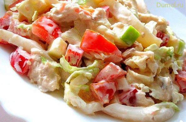 Салат с курицей, кальмарами и пекинской капустой