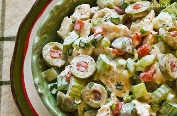 Салат с курицей, оливками и сельдереем