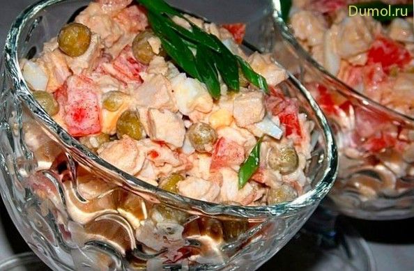 Салат с курицей, помидорами и горошком
