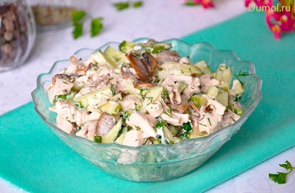 Салат с курицей, шампиньонами и свежими огурцами